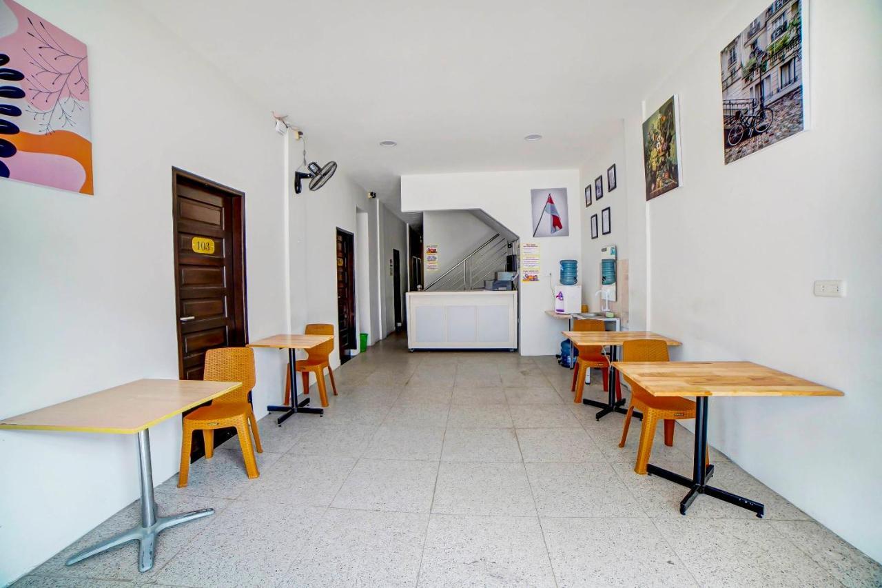 Oyo 91211 Mega Comfort Guest House Medan Buitenkant foto