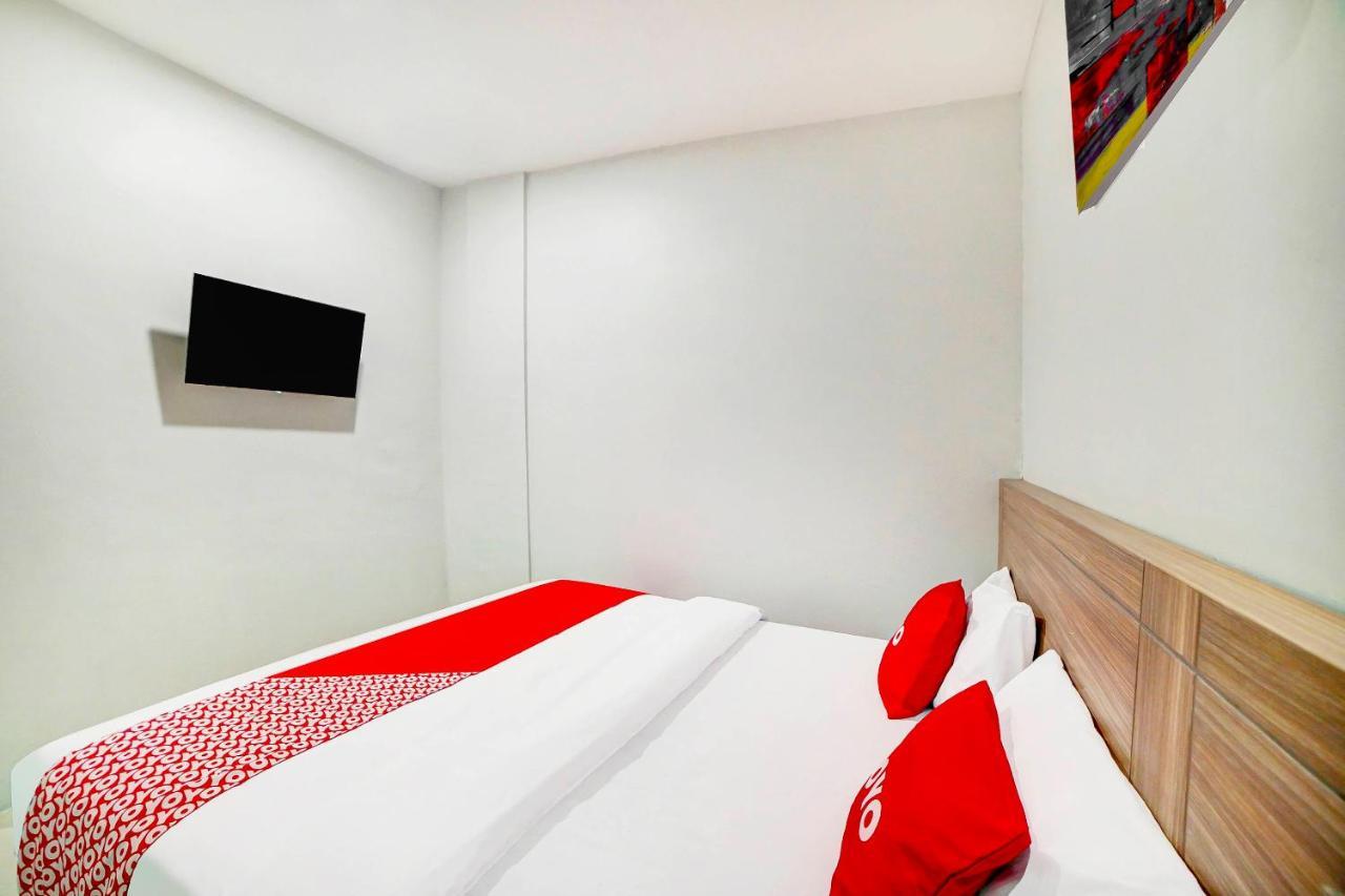 Oyo 91211 Mega Comfort Guest House Medan Buitenkant foto